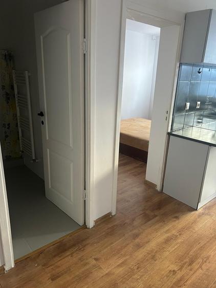 Apartament cu 3 camere, parcare, balcon, zona Stejarului