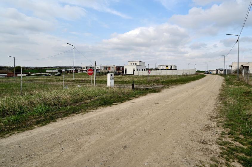 TEREN 2000 mp intravilan utilitati in Izvorani la 140 metri de Delta SNAGOV