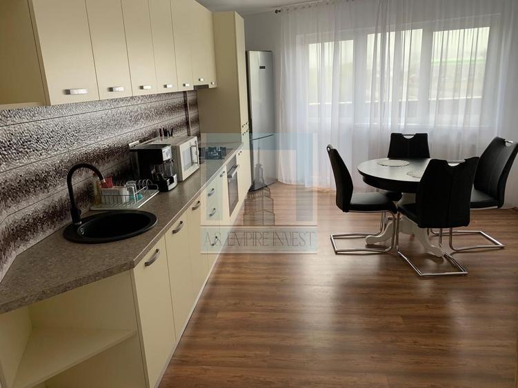 De vanzare apartament 3 camere/ zona Tractorul