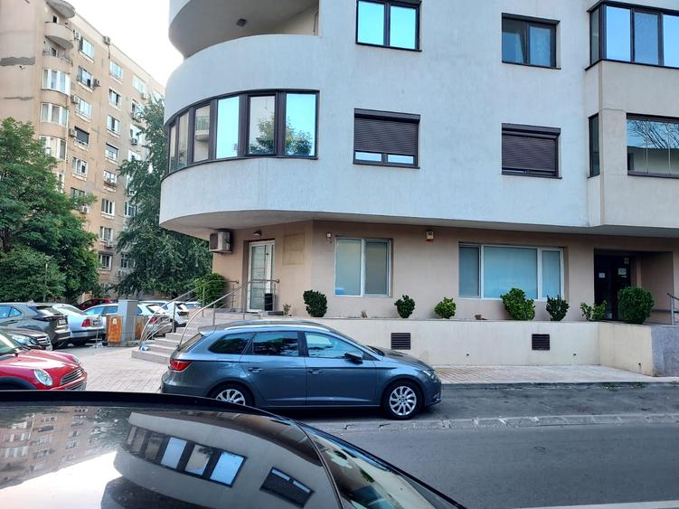 SPATIU COMERCIAL-CLINICA MEDICALA-490 MP,3 INTRARI,IDEAL INVESTITIE,1200000 EURO