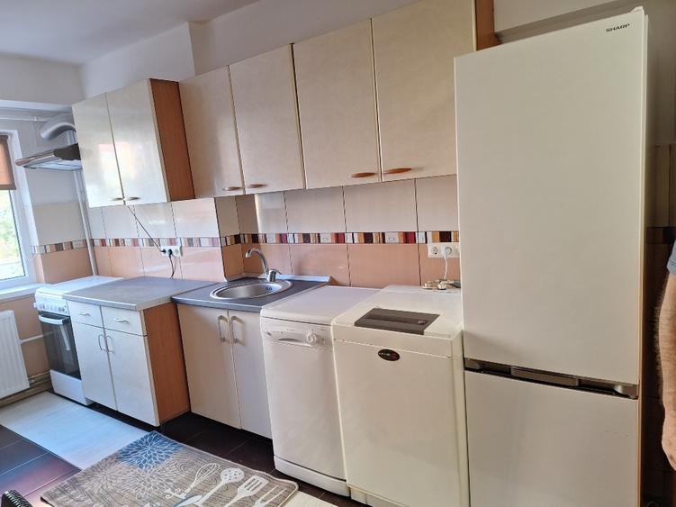 Inchiriez apartament 3 camere în Brașov-Răcădău