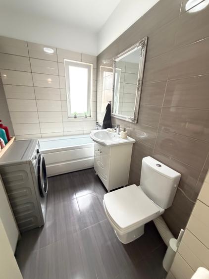 Vând apartament cu trei camere Aradului