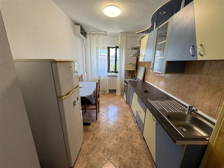 2 cam, hol patrat , logie si balcon, etaj 3 cu acoperis, Piata Moldovei