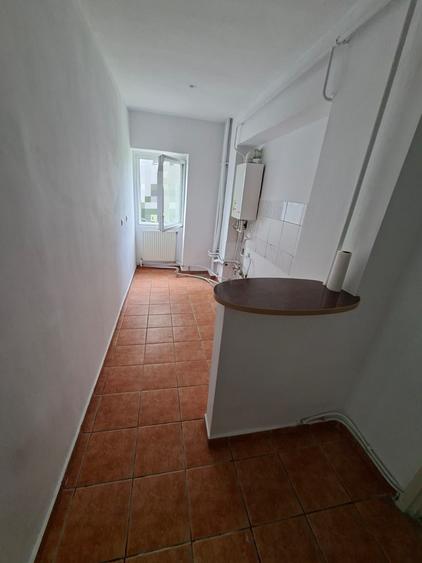 Apartament cu 1 camera decomandat, etajul 2/8, zona Cug