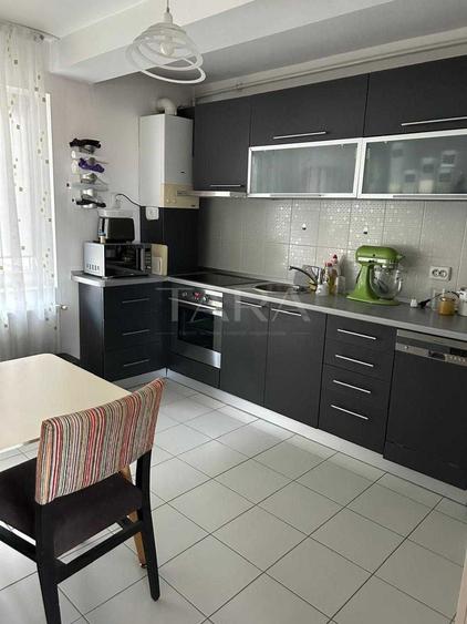 Apartament spațios pe două niveluri, cu 2 parcări – Europa.