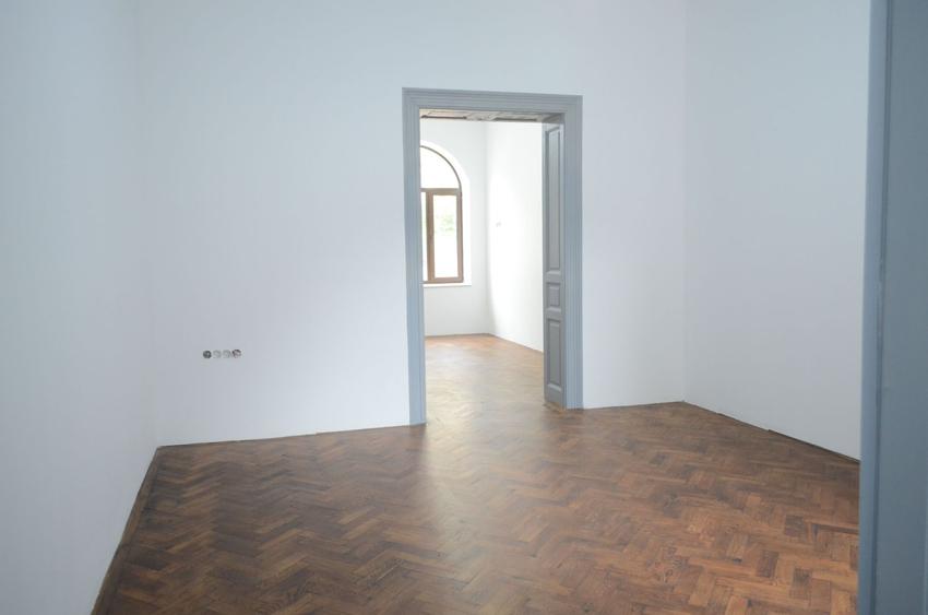 Apartament renovat in cladire interbelica, zona centrala