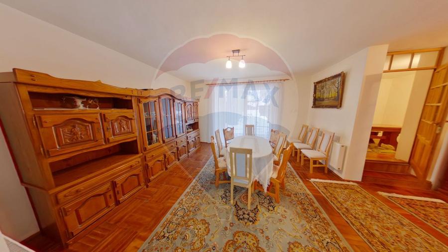 Casă / Vilă cu 8 camere