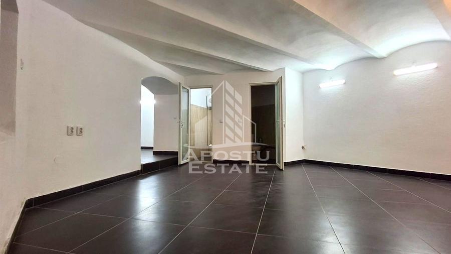Spatiu comercial central la subsol
