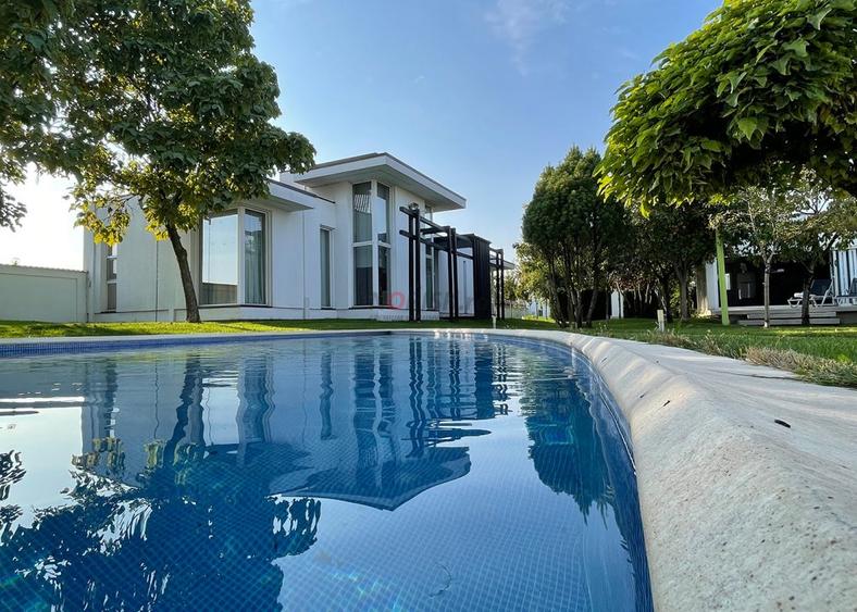Private Estate lângă București | Vilă, Piscină & Sport Court