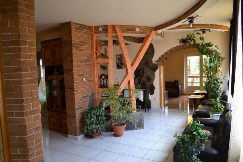 Pensiune P-E-M 9 camere,9 bai,1 bucatarie,teren 900 mp