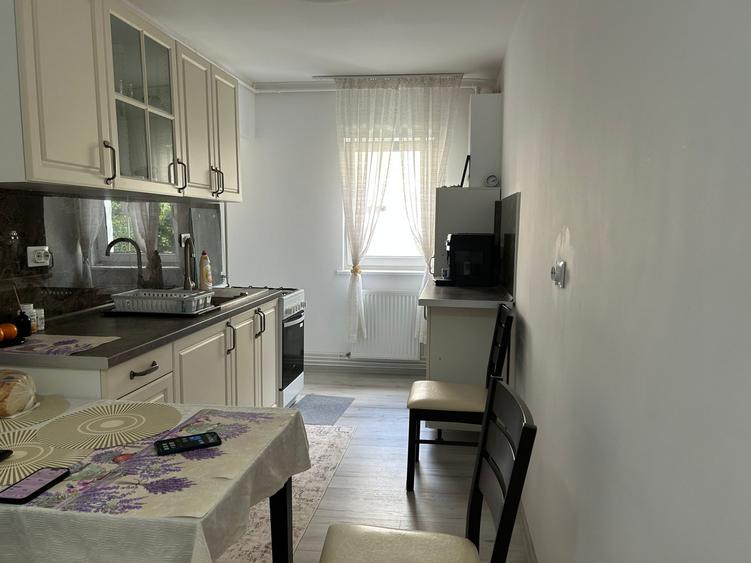 Apartament 3 camere Zona Centrul Cvic !