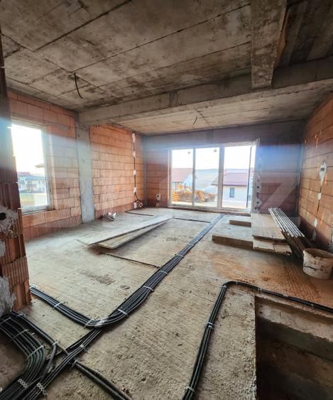 Casa tip duplex semifinisat, 5 camere, 180 mp utili, 270 teren, zona Vivo