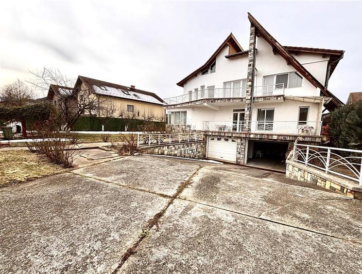 Vila zona Coresi | 1170 mp teren | 6 camere | De vanzare