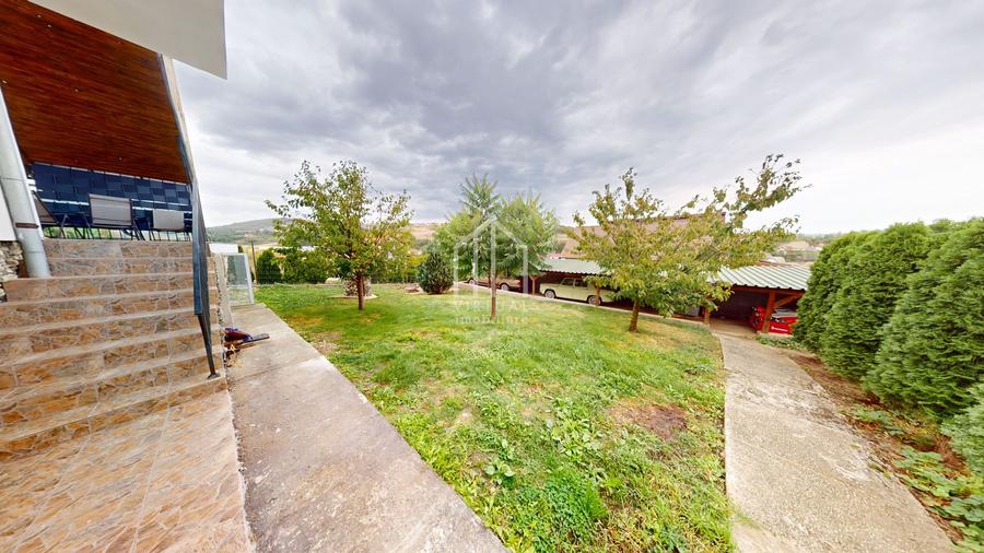 Casa individuala de vanzare cu 4 camere,garaj,curte-Sura-Mare