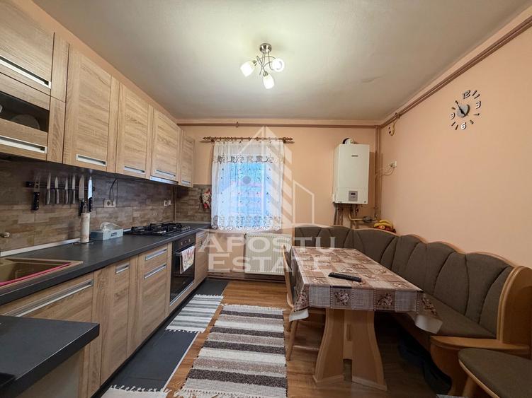 Apartament cu 3 camere, 2 bai, 2 balcoane, etajul 1 , zona Buziasului