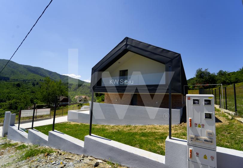 Casă arhitectură modernă cu panoramă spre Munții Făgăraș și Cetatea Cisnădioara - 57