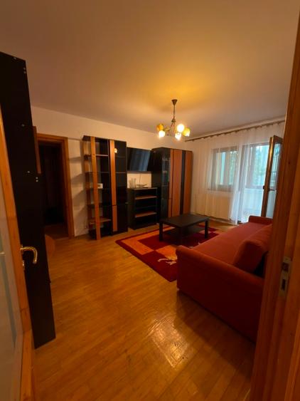 Inchiriez apartament 4 camere, Etaj 1 Brasov, Centru Civic, CEC Bank