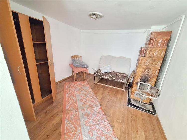 Teren 371 mp curti constructii+casa 5 camere si anexe, zona Izvoare