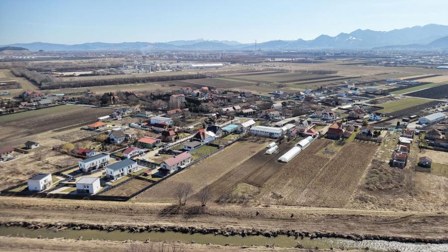 Teren intravilan cu hala construita