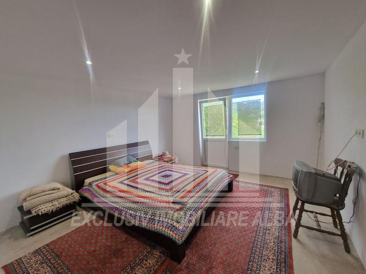 Casa individuala | Cu etaj | 110 mp | 2000 mp teren | Paclisa
