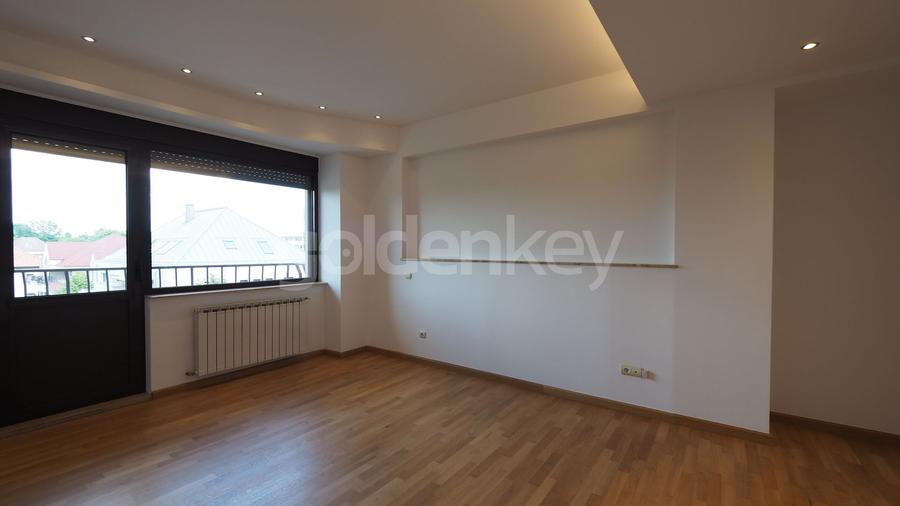 Apartament spatios cu 4 camere, vedere frumoasa