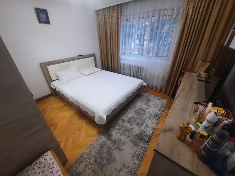 Apartament cu 3 camere decomandat, etaj 2/4, zona Cug