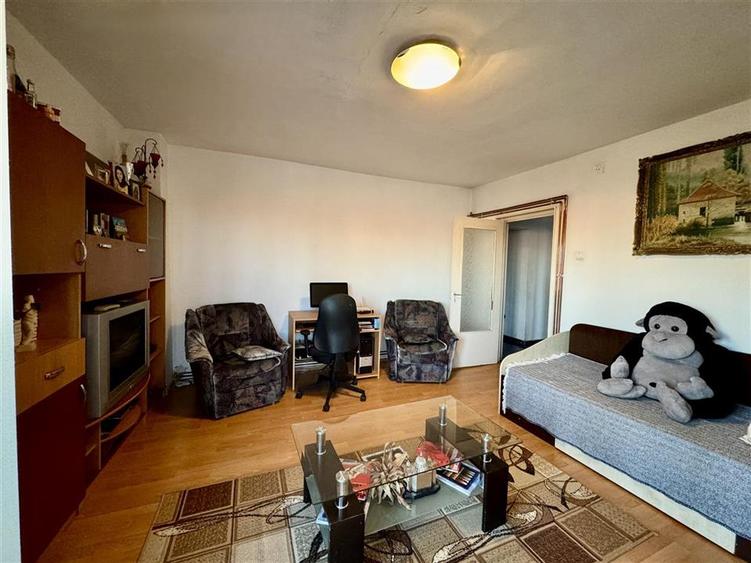 Apartament 3 camere decomandat de vanzare | Zona Judetean