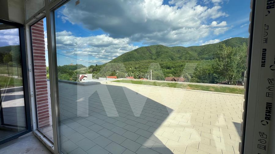 Casă arhitectură modernă cu panoramă spre Munții Făgăraș și Cetatea Cisnădioara - 6