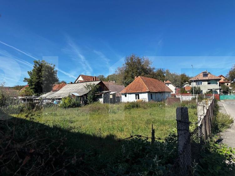 Teren intravilan, de vanzare, 680 mp cu casă demolabilă, zona Simeria