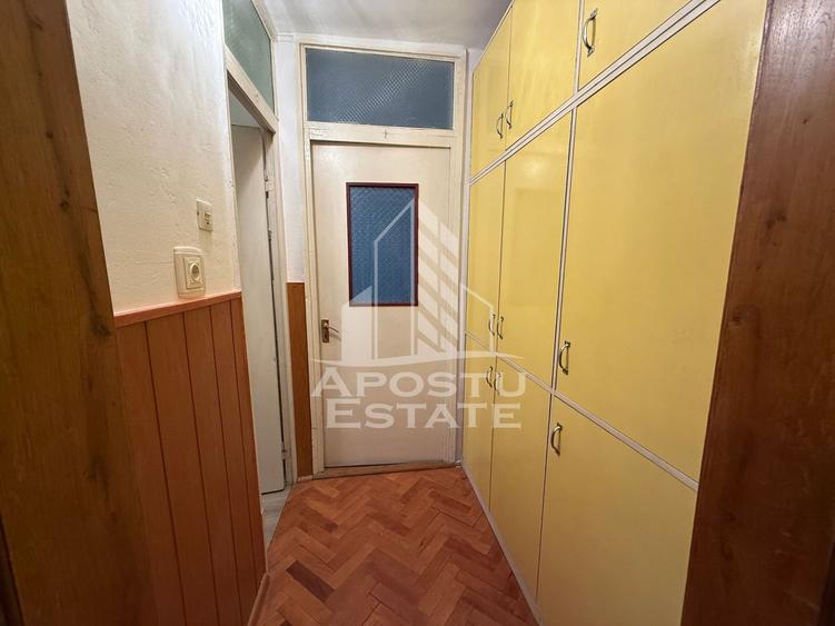 Apartament cu 3 camere, etajul 1, centrala proprie, zona Cotu Mic
