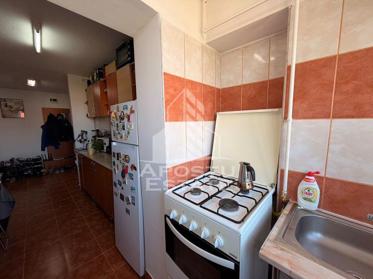 Apartament cu 2 camere de vanzare, centrala proprie, zona Aradului