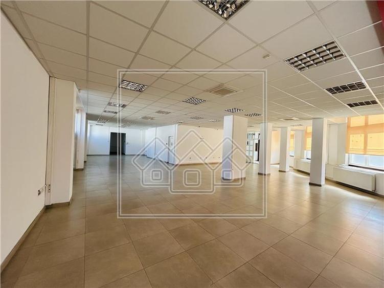 Spatiu comercial, 876 mp utili,  10 parcari, Piata Cluj