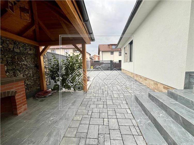 Casa individuala in Selimbar, 4 camere, garaj, curte libera 220 mp