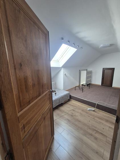 Apartament la casa, 4 camere in Schei