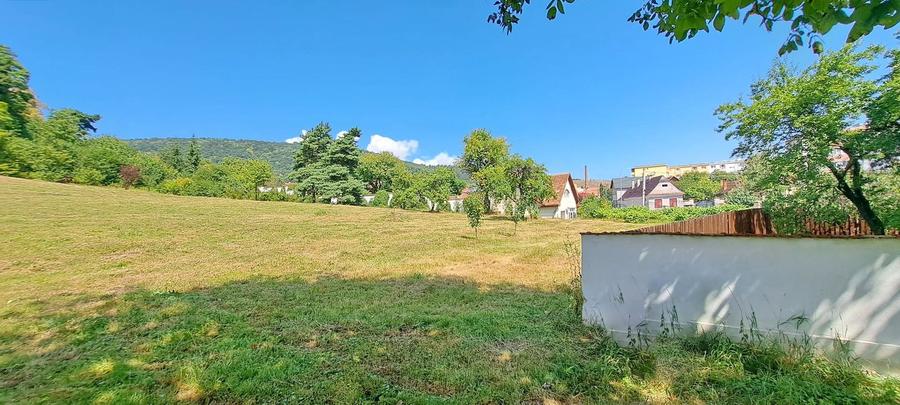 Proprietate superba teren, cladire cu opt garaje si gard zidit