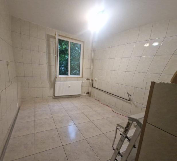 Ap 2 camere, dec, etajul 1/4, metrou Valea Ialomiței