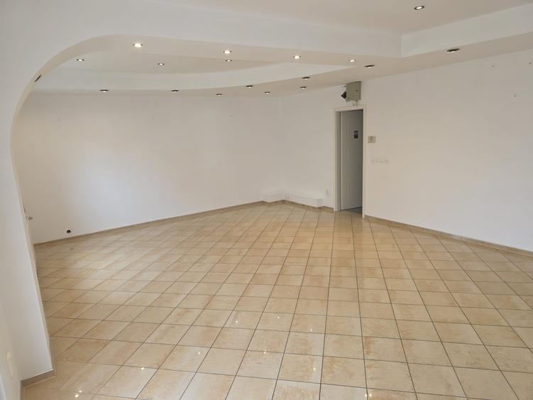 Inchiriez spatiu comercial in zona Lipovei