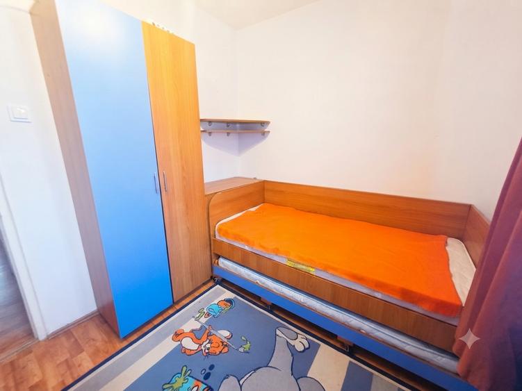 Vand apartament 3 camere cu 2 bai zona Astra, aer conditionat, 2 locuri parcare