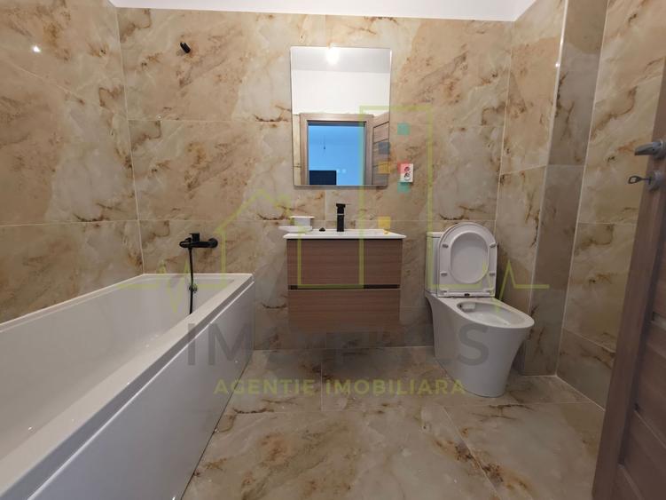 Apartament la parter cu balcon. Bucatarie separata. Loc de parcare