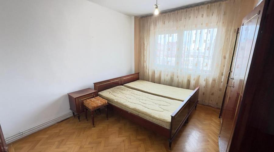 Apartament 3 camere etaj intermediar ,zona Judetean