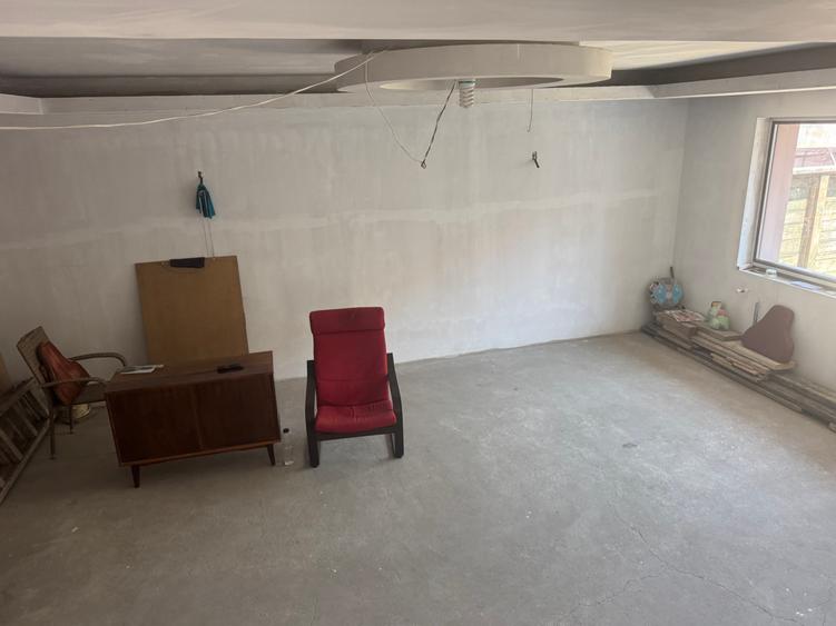 Vând vila P+1, situată în zona Trocadero