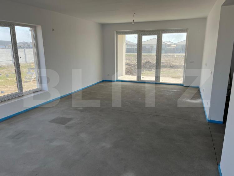 Vand casa individuala Santandrei cu gard de imprejmuire din placi de beton