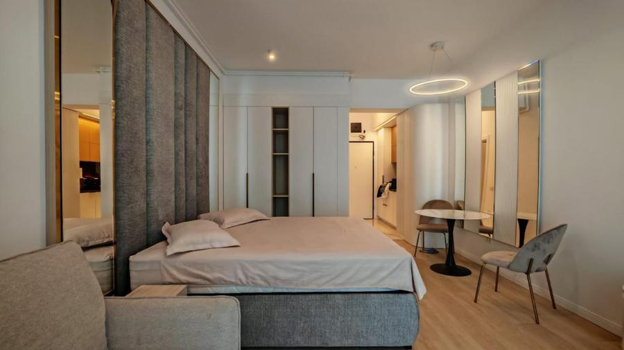 Studio spatios cu balcon mare si vedere laterala la mare in Tomis Vila