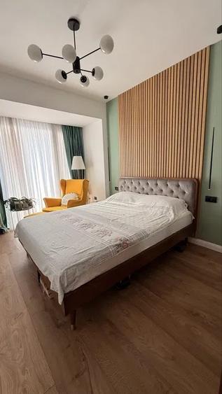 P-ta Romana 3 camere renovat cu 2 bai si balcon + parcare ( 100 euro)
