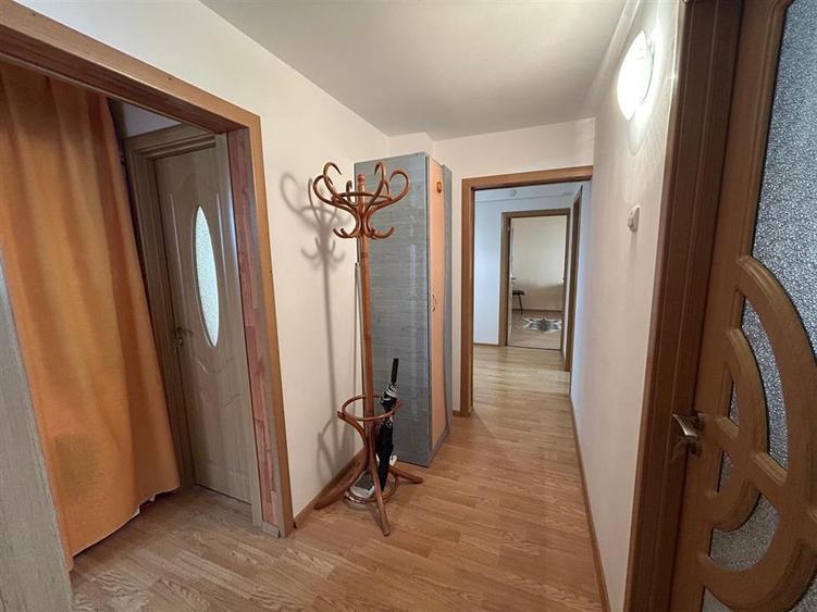 Apartament cu 3 camere de vanzare, zona Quattro.