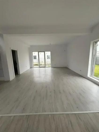 Casa De Vanzare 4 Camere | Finalizata | Curte Parcarea | Bariera