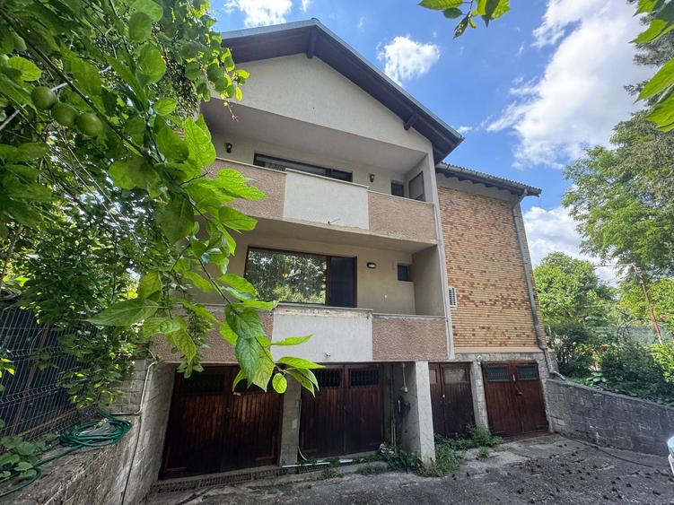 Proprietate rară și unică. Apartament în vila cu teren și garaj subteran