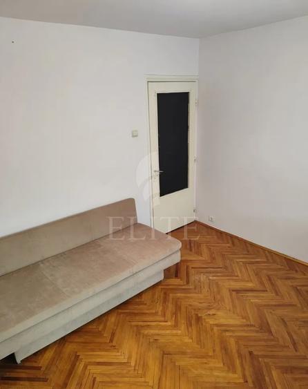 Apartament 3 camere în zona STRAZII RETEZAT