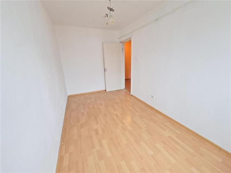 Apartament 3 camere semidecomandat, zona Milcov