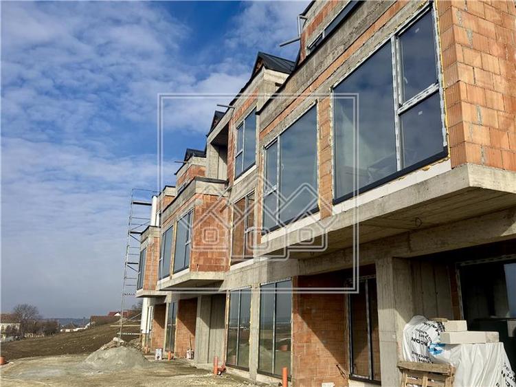 Casa cu 4 camere, 3 bai, teren de 284 mp, 2 locuri de parcare
